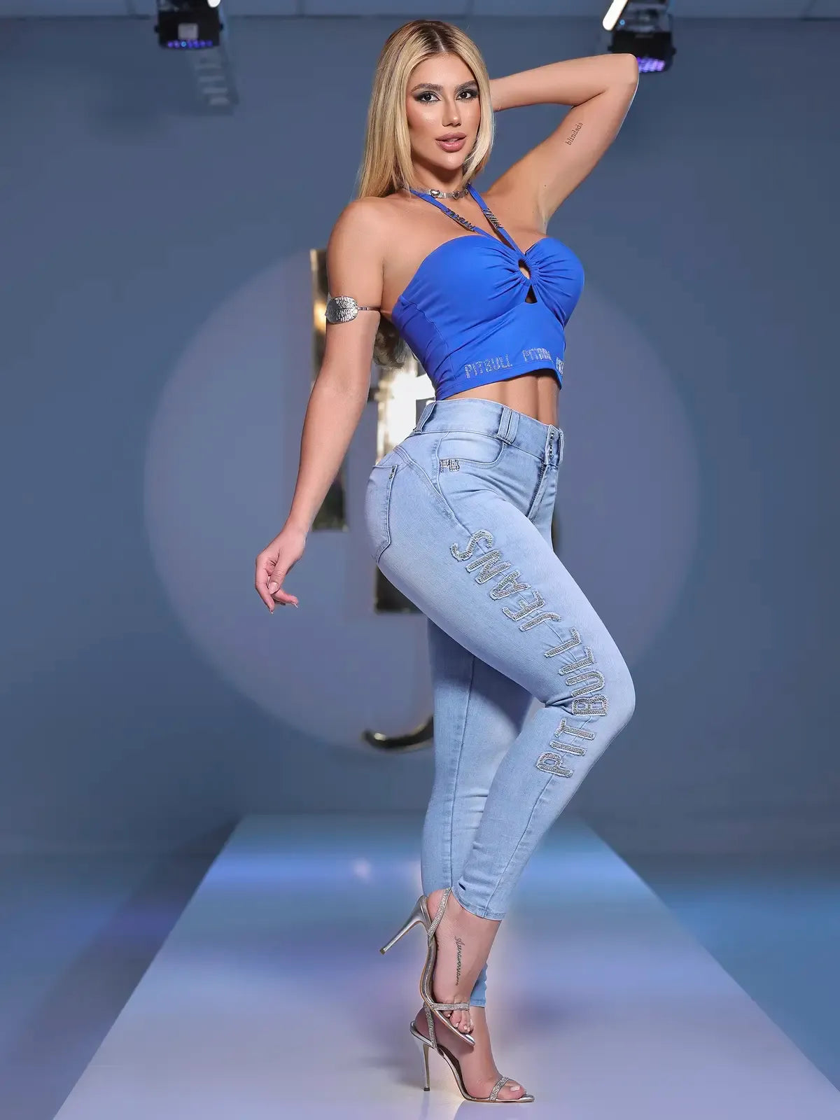 CALÇA SKINNY LOGOMANIA CÓS ALTO COM BORDADO LATERAL